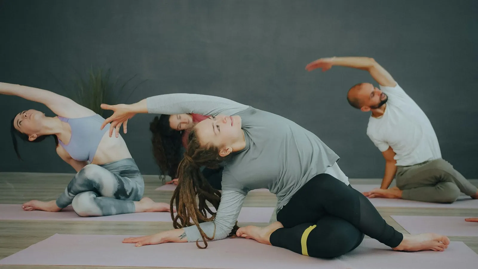 Stüdyoda grup yoga atölyesi