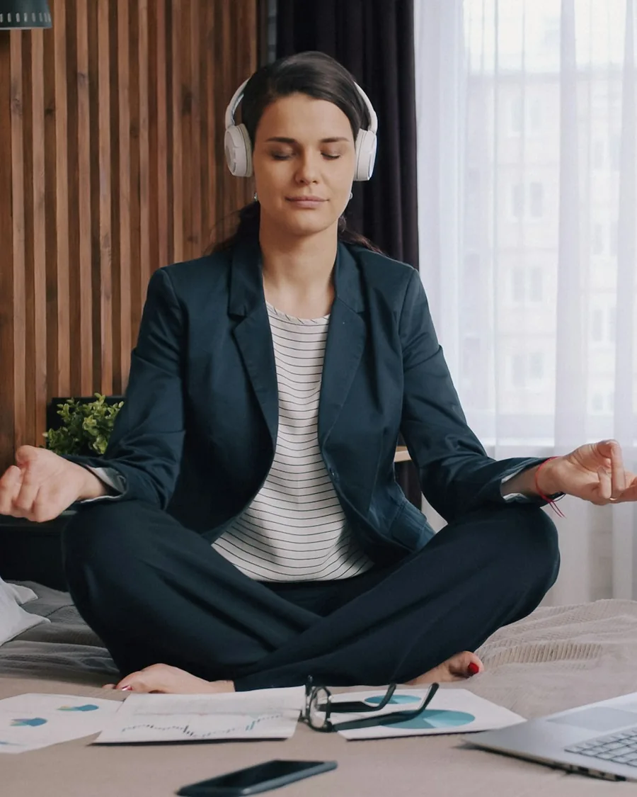 İş kıyafetiyle meditasyon yapan bir çalışan